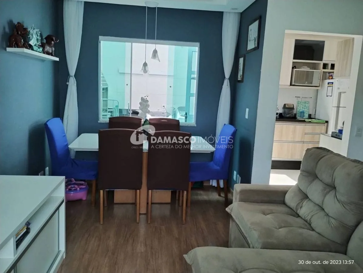 Casa em condomínio com 2 suítes  e 2 vagas
