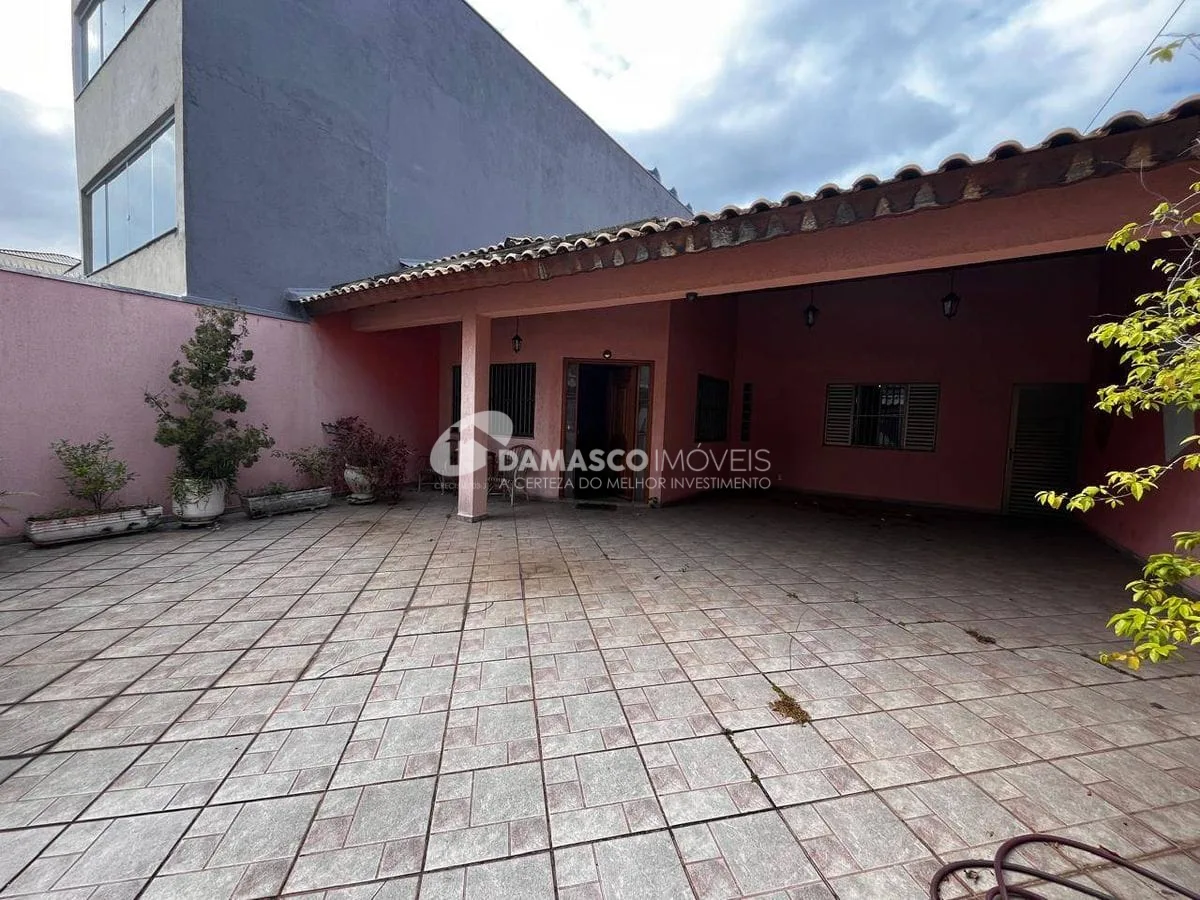 Casa térrea com 4 dorm, 2 suítes, 5 vagas no bairro Olímpico