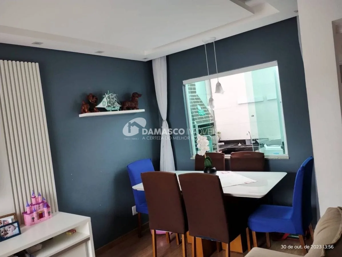 Casa em condomínio com 2 suítes  e 2 vagas