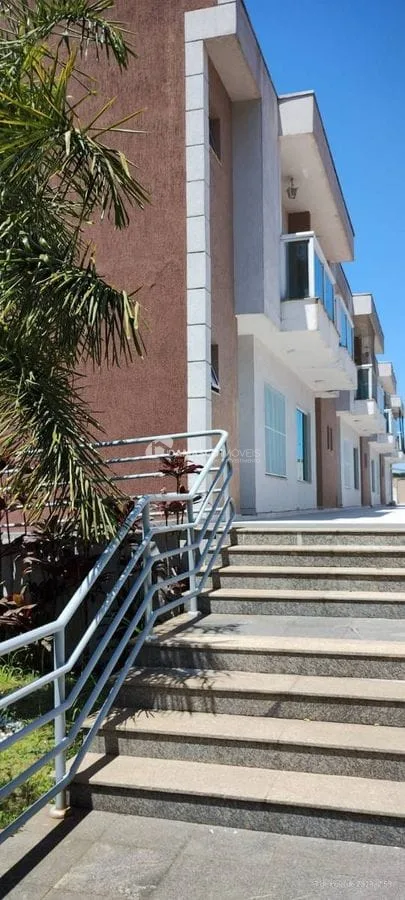 Casa em condomínio com 2 suítes  e 2 vagas