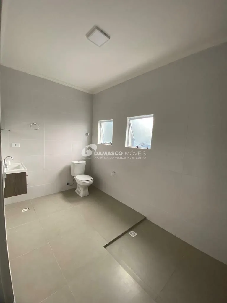 Sobrado à venda e locação, com 400 m² de área total, 3 Quartos, 1 Suíte, 6 Vagas, Parque Bandeirante, Santo André - SP