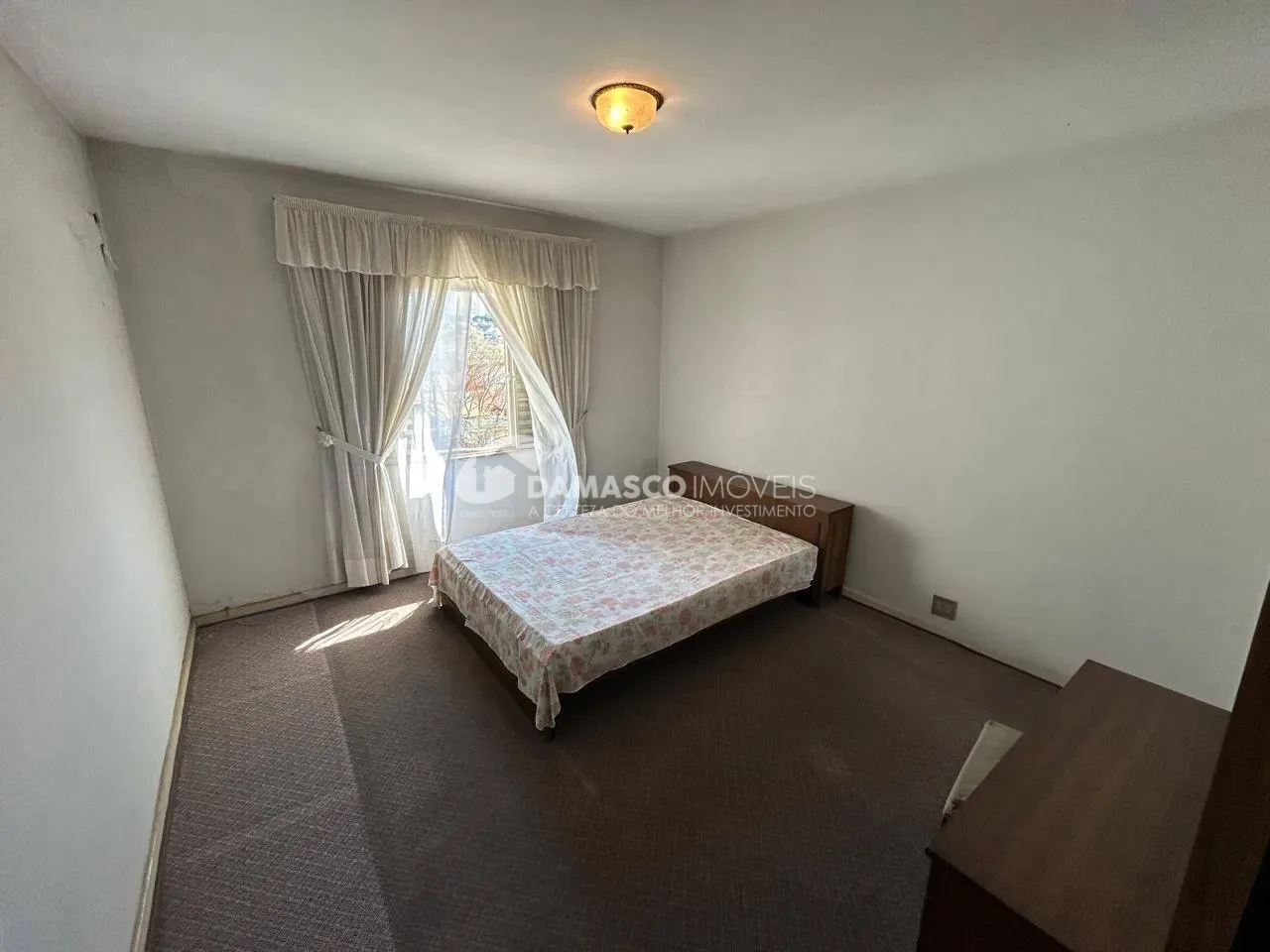 Sobrado à  venda com 178m² de área útil, 2 quartos, 3 vagas, próximo do Complexo Poliesportivo Lauro Gomes, no Bairro Olímpico, em São Caetano do Sul, SP