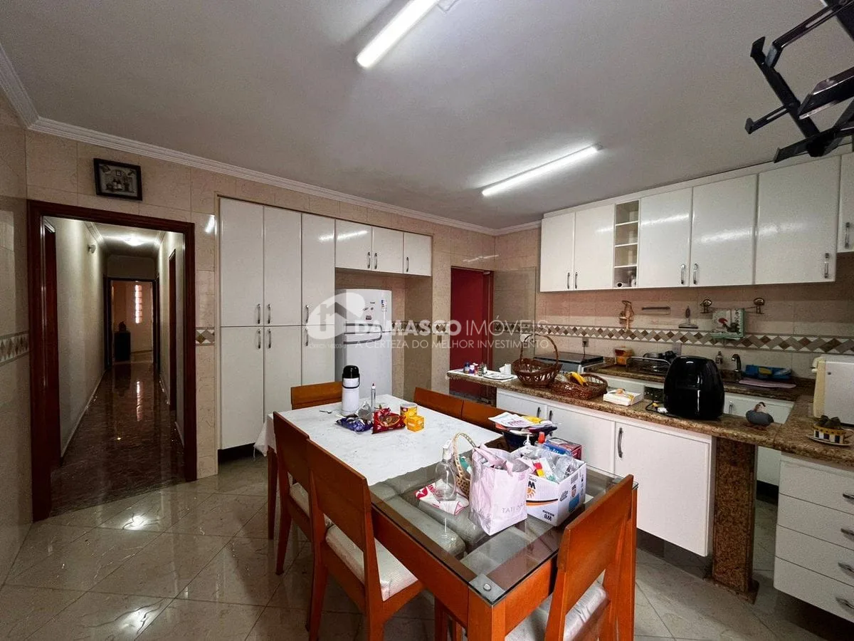 Casa térrea com 4 dorm, 2 suítes, 5 vagas no bairro Olímpico