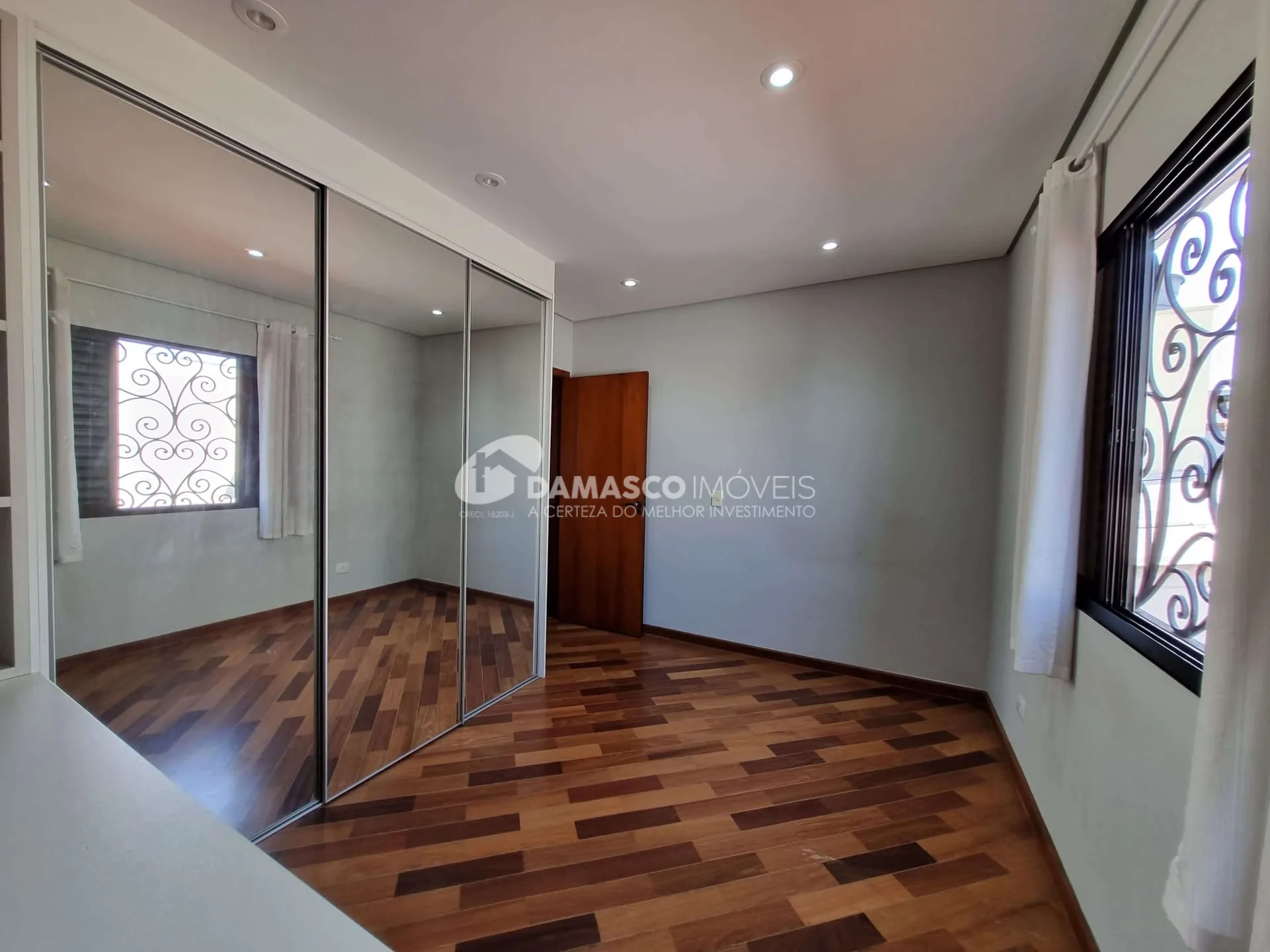 Sobrado à venda 3 Quartos, 3 Suites, 4 Vagas, 221M², Olímpico, São Caetano do Sul - SP