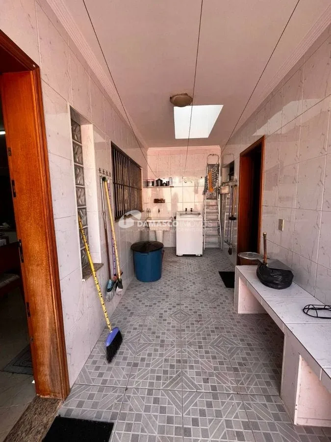 Casa térrea com 4 dorm, 2 suítes, 5 vagas no bairro Olímpico