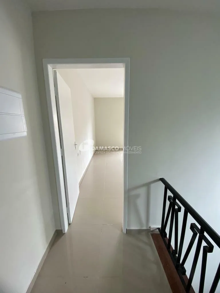 Sobrado à venda e locação, com 400 m² de área total, 3 Quartos, 1 Suíte, 6 Vagas, Parque Bandeirante, Santo André - SP