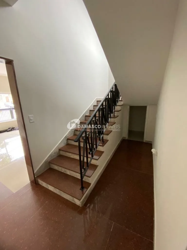 Sobrado à venda e locação, com 400 m² de área total, 3 Quartos, 1 Suíte, 6 Vagas, Parque Bandeirante, Santo André - SP