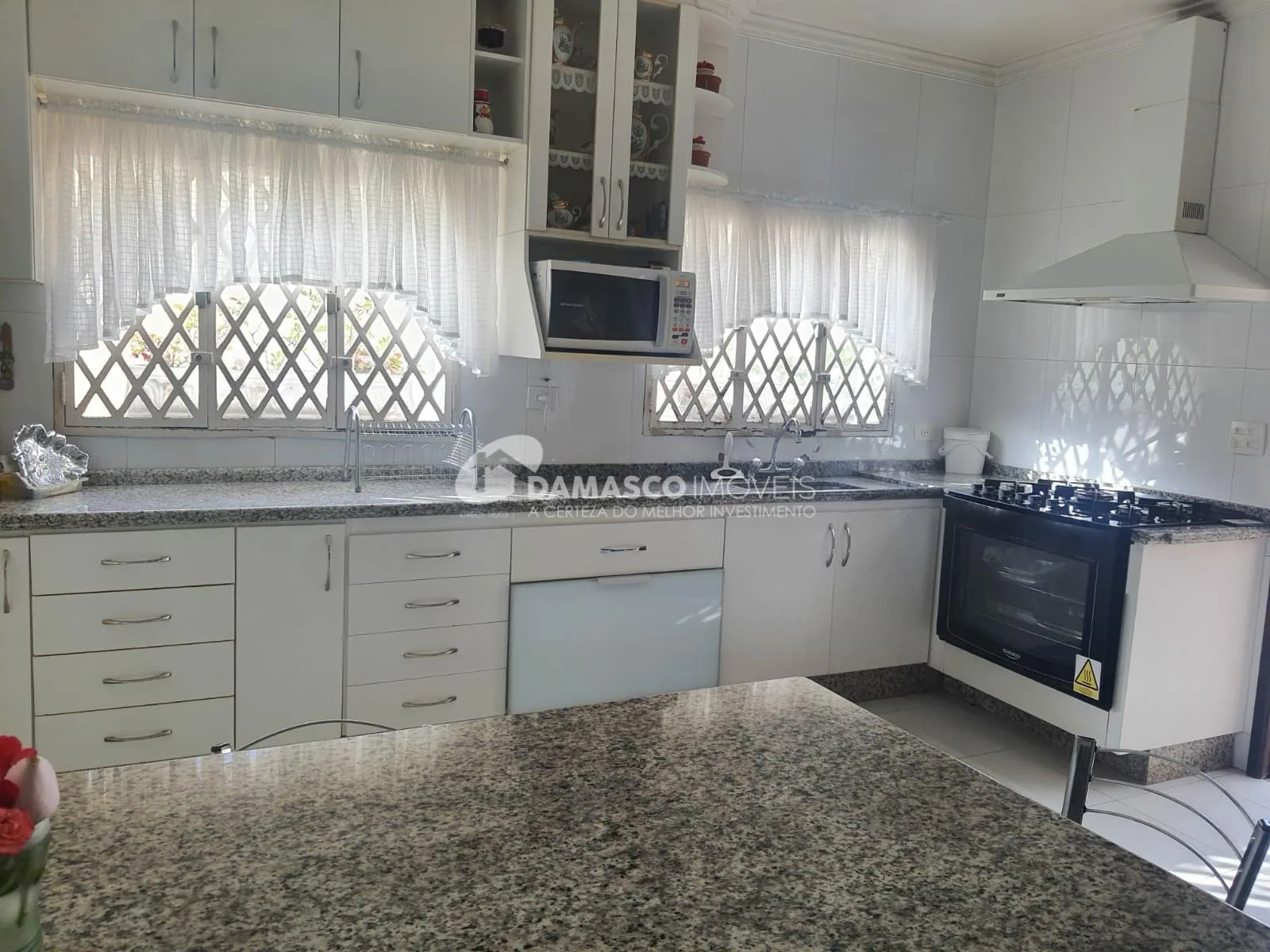 Sobrado à venda 3 Quartos, 1 Suite, 12 Vagas, 300M², Cerâmica, São Caetano do Sul - SP