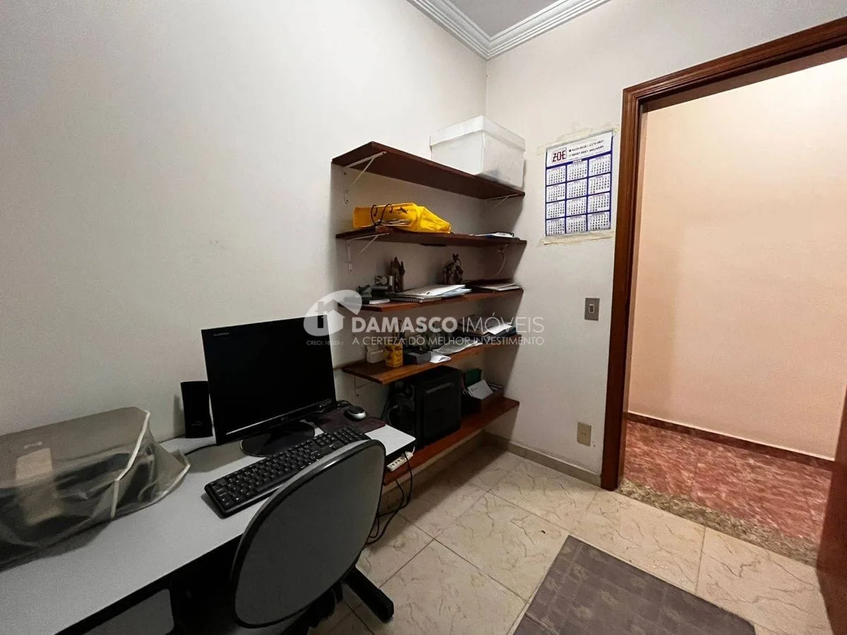 Casa térrea com 4 dorm, 2 suítes, 5 vagas no bairro Olímpico