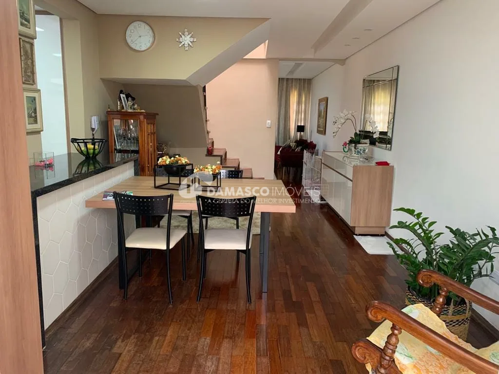 Sobrado à venda 3 Quartos, 1 Suite, 4 Vagas, 220M², Santa Maria, São Caetano do Sul - SP