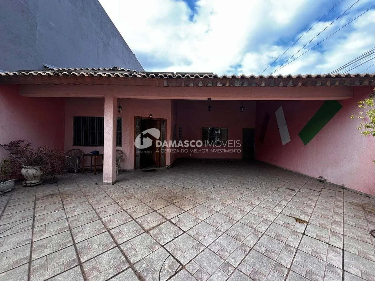 Casa térrea com 4 dorm, 2 suítes, 5 vagas no bairro Olímpico
