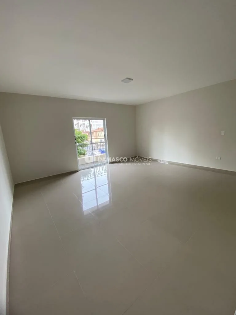 Sobrado à venda e locação, com 400 m² de área total, 3 Quartos, 1 Suíte, 6 Vagas, Parque Bandeirante, Santo André - SP