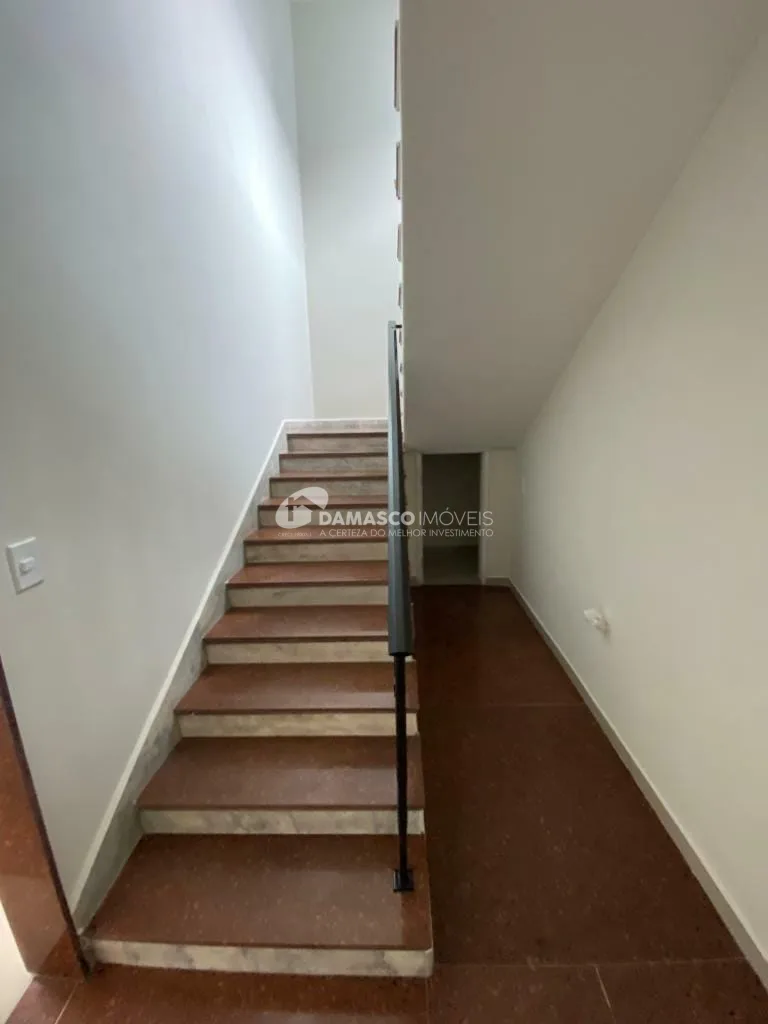 Sobrado à venda e locação, com 400 m² de área total, 3 Quartos, 1 Suíte, 6 Vagas, Parque Bandeirante, Santo André - SP
