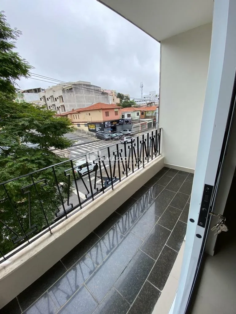 Sobrado à venda e locação, com 400 m² de área total, 3 Quartos, 1 Suíte, 6 Vagas, Parque Bandeirante, Santo André - SP
