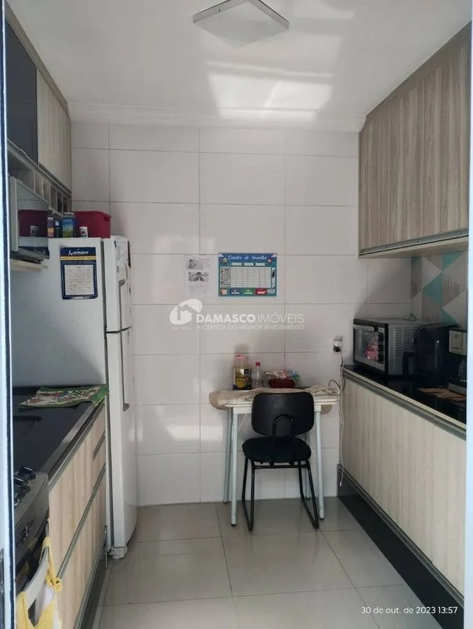 Casa em condomínio com 2 suítes  e 2 vagas