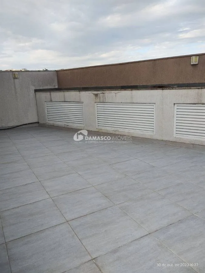 Casa em condomínio com 2 suítes  e 2 vagas