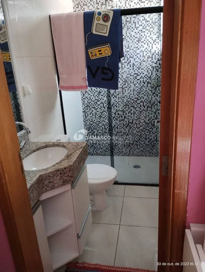 Casa em condomínio com 2 suítes  e 2 vagas