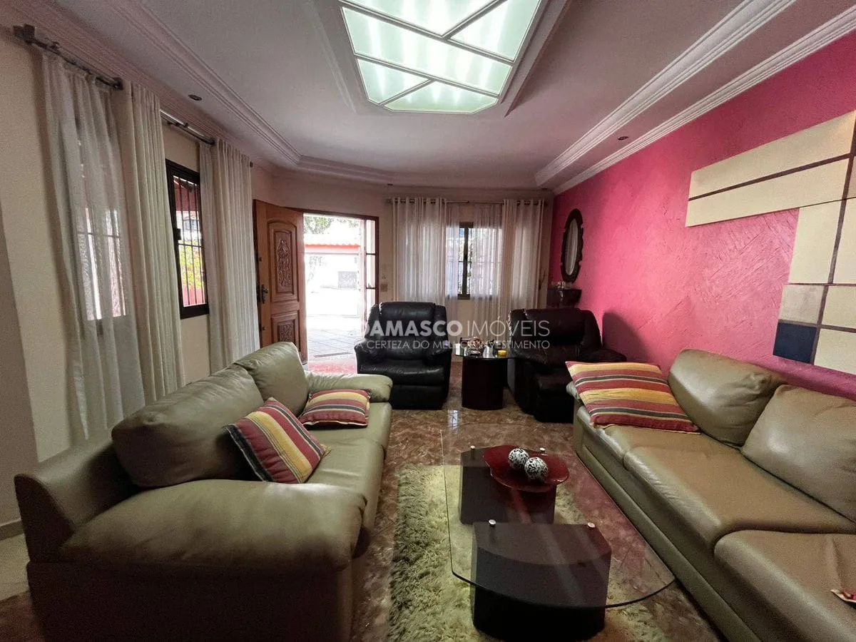 Casa térrea com 4 dorm, 2 suítes, 5 vagas no bairro Olímpico
