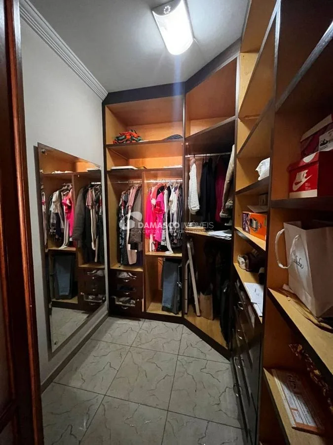 Casa térrea com 4 dorm, 2 suítes, 5 vagas no bairro Olímpico