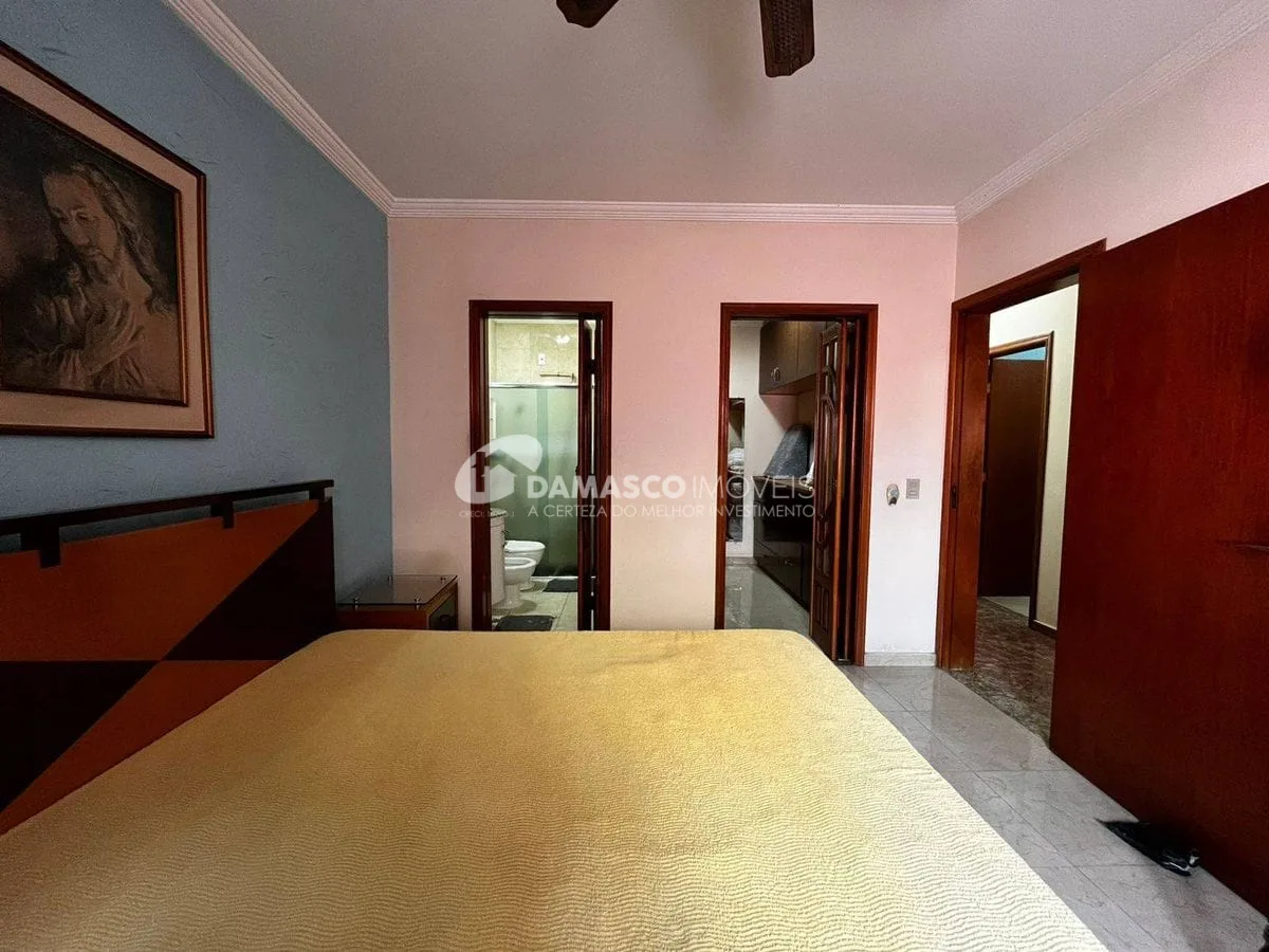 Casa térrea com 4 dorm, 2 suítes, 5 vagas no bairro Olímpico