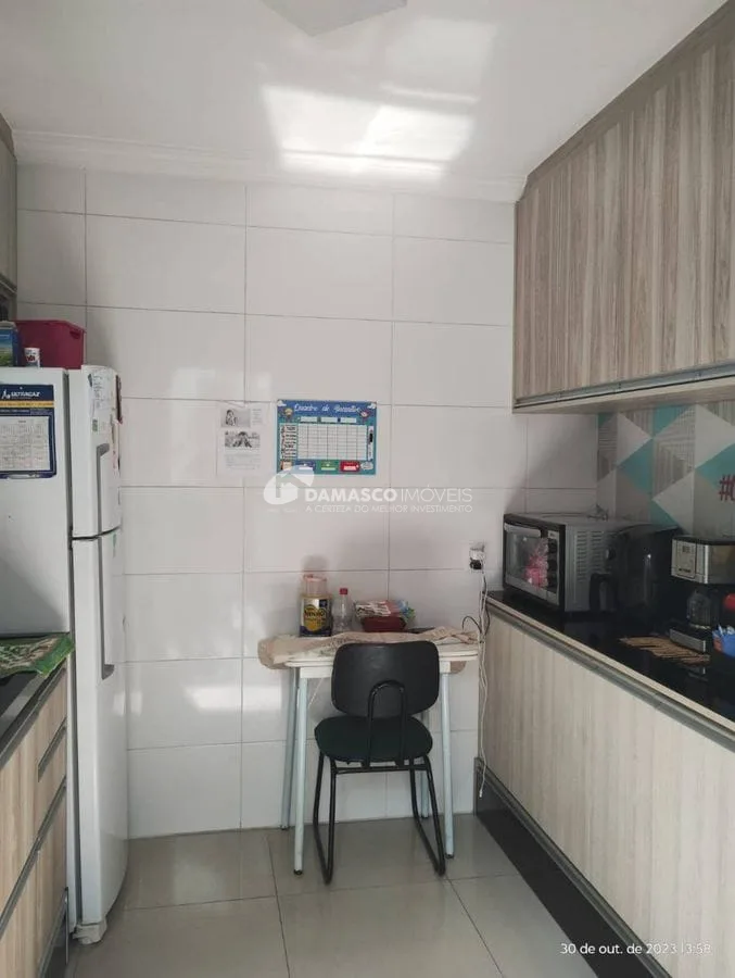 Casa em condomínio com 2 suítes  e 2 vagas
