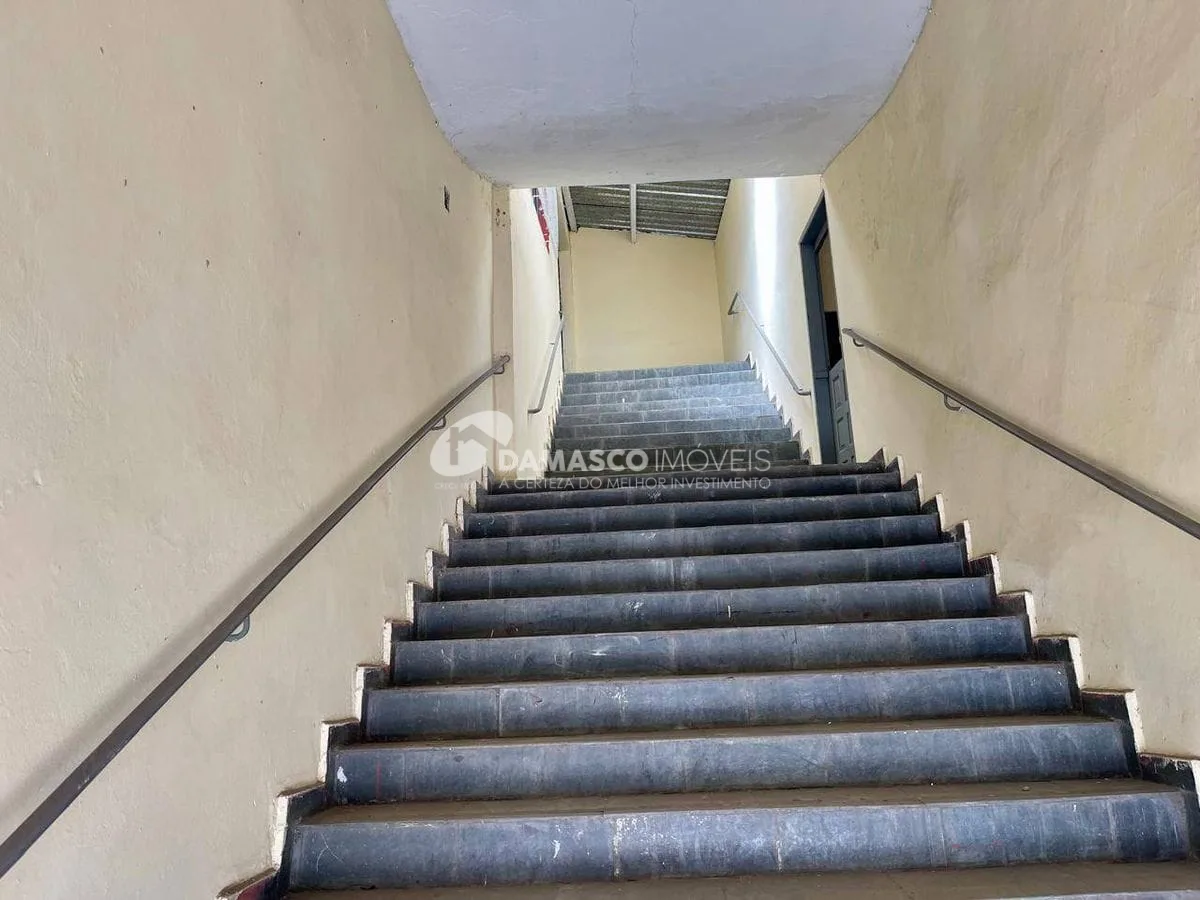 Prédio comercial no Jardim Santo André