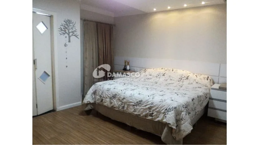 Sobrado à venda 3 Quartos, 1 Suite, 5 Vagas, 226M², Santa Maria, Santo André - SP