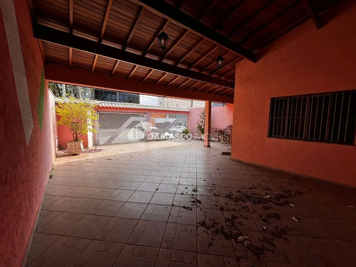 Casa térrea com 4 dorm, 2 suítes, 5 vagas no bairro Olímpico
