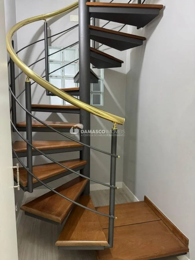 Penthouse, 2 dorm, 1 suíte e sala com sacada