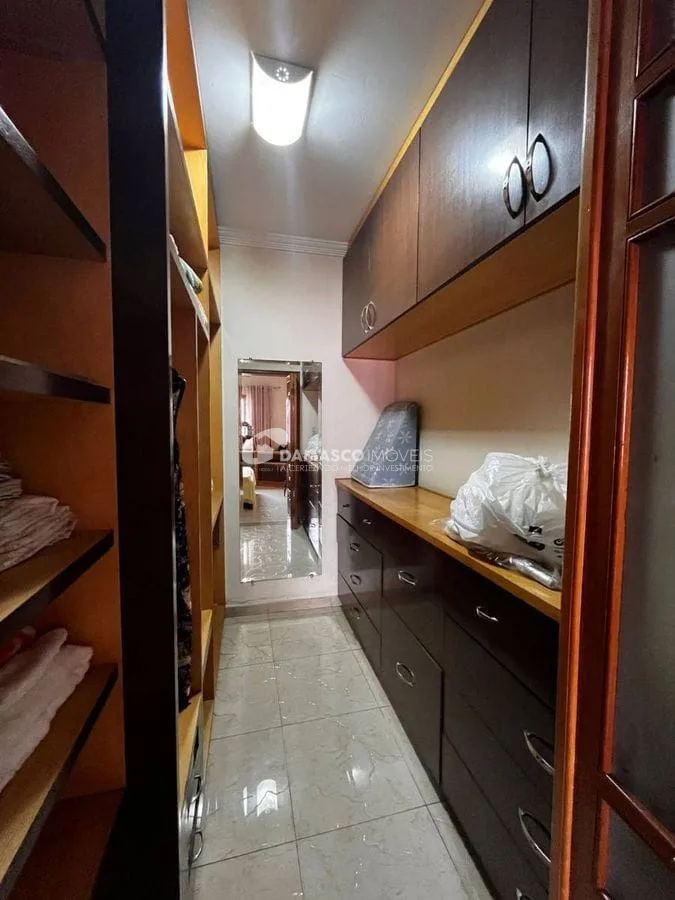 Casa térrea com 4 dorm, 2 suítes, 5 vagas no bairro Olímpico