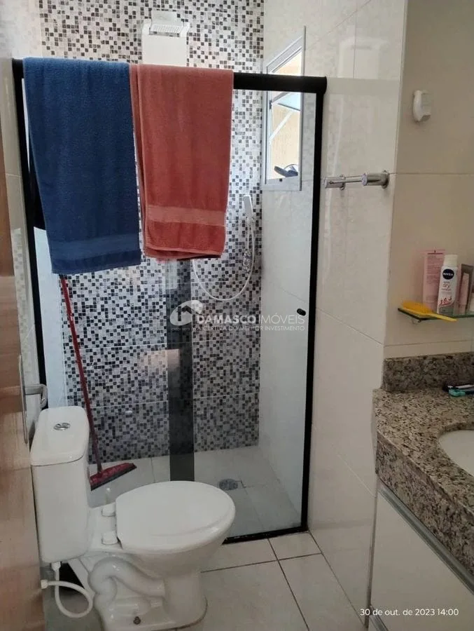 Casa em condomínio com 2 suítes  e 2 vagas