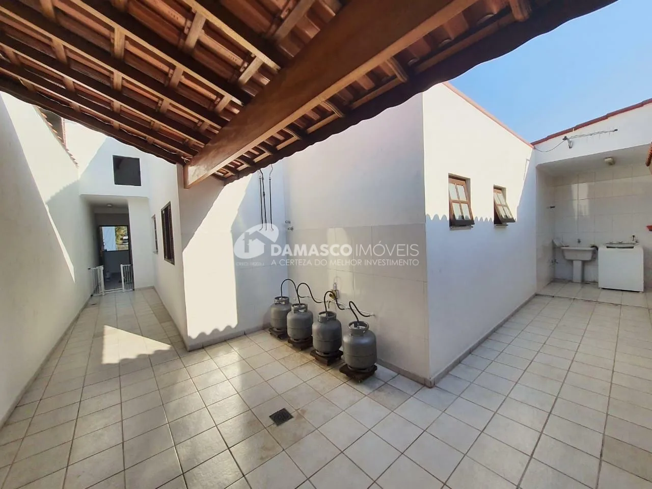 Casa à venda com 3 Quartos, 3 Suites, 3 Vagas, 751M², Utinga, Santo André - SP