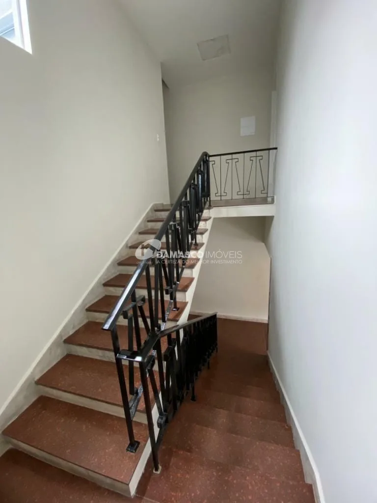 Sobrado à venda e locação, com 400 m² de área total, 3 Quartos, 1 Suíte, 6 Vagas, Parque Bandeirante, Santo André - SP