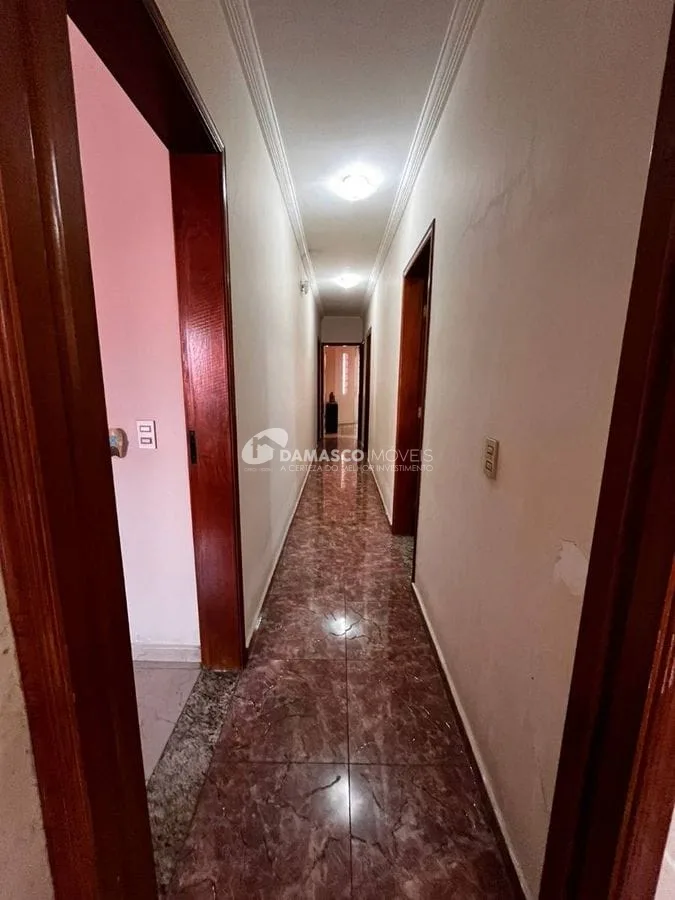 Casa térrea com 4 dorm, 2 suítes, 5 vagas no bairro Olímpico