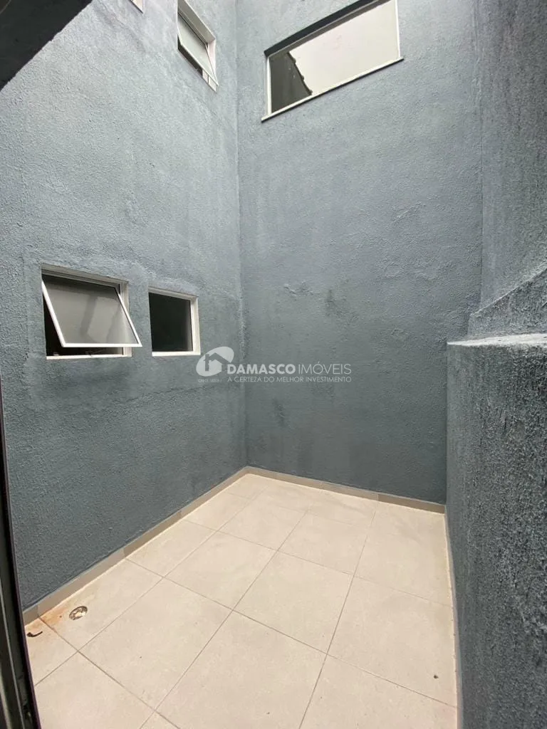 Sobrado à venda e locação, com 400 m² de área total, 3 Quartos, 1 Suíte, 6 Vagas, Parque Bandeirante, Santo André - SP