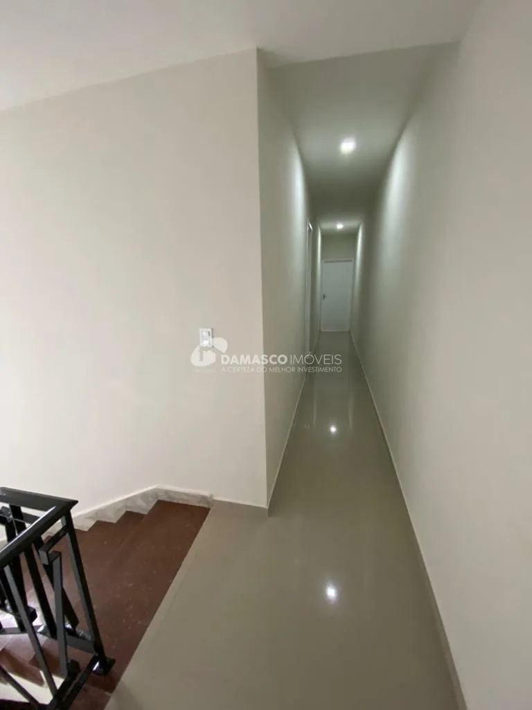 Sobrado à venda e locação, com 400 m² de área total, 3 Quartos, 1 Suíte, 6 Vagas, Parque Bandeirante, Santo André - SP
