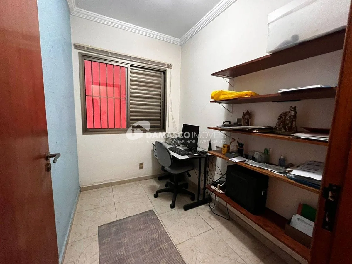 Casa térrea com 4 dorm, 2 suítes, 5 vagas no bairro Olímpico