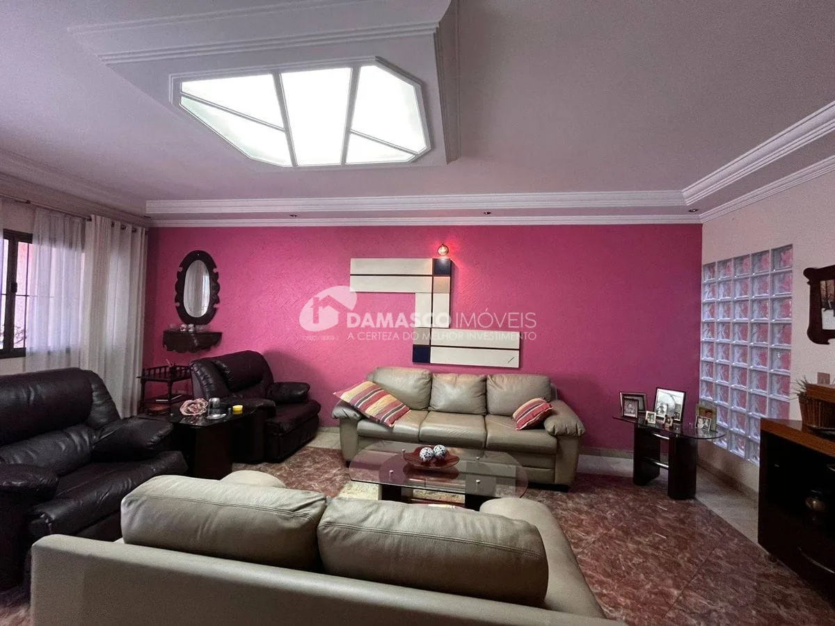Casa térrea com 4 dorm, 2 suítes, 5 vagas no bairro Olímpico