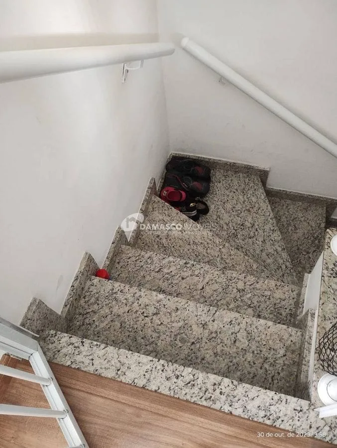 Casa em condomínio com 2 suítes  e 2 vagas