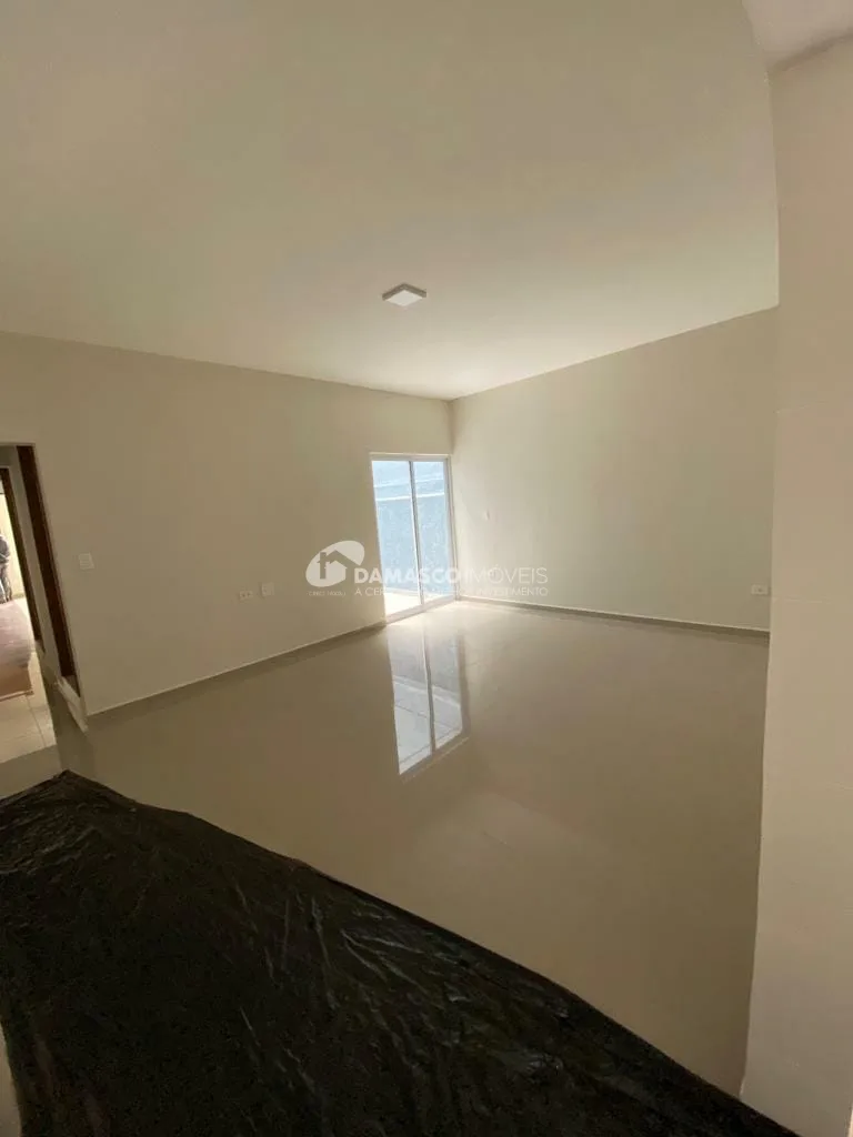 Sobrado à venda e locação, com 400 m² de área total, 3 Quartos, 1 Suíte, 6 Vagas, Parque Bandeirante, Santo André - SP