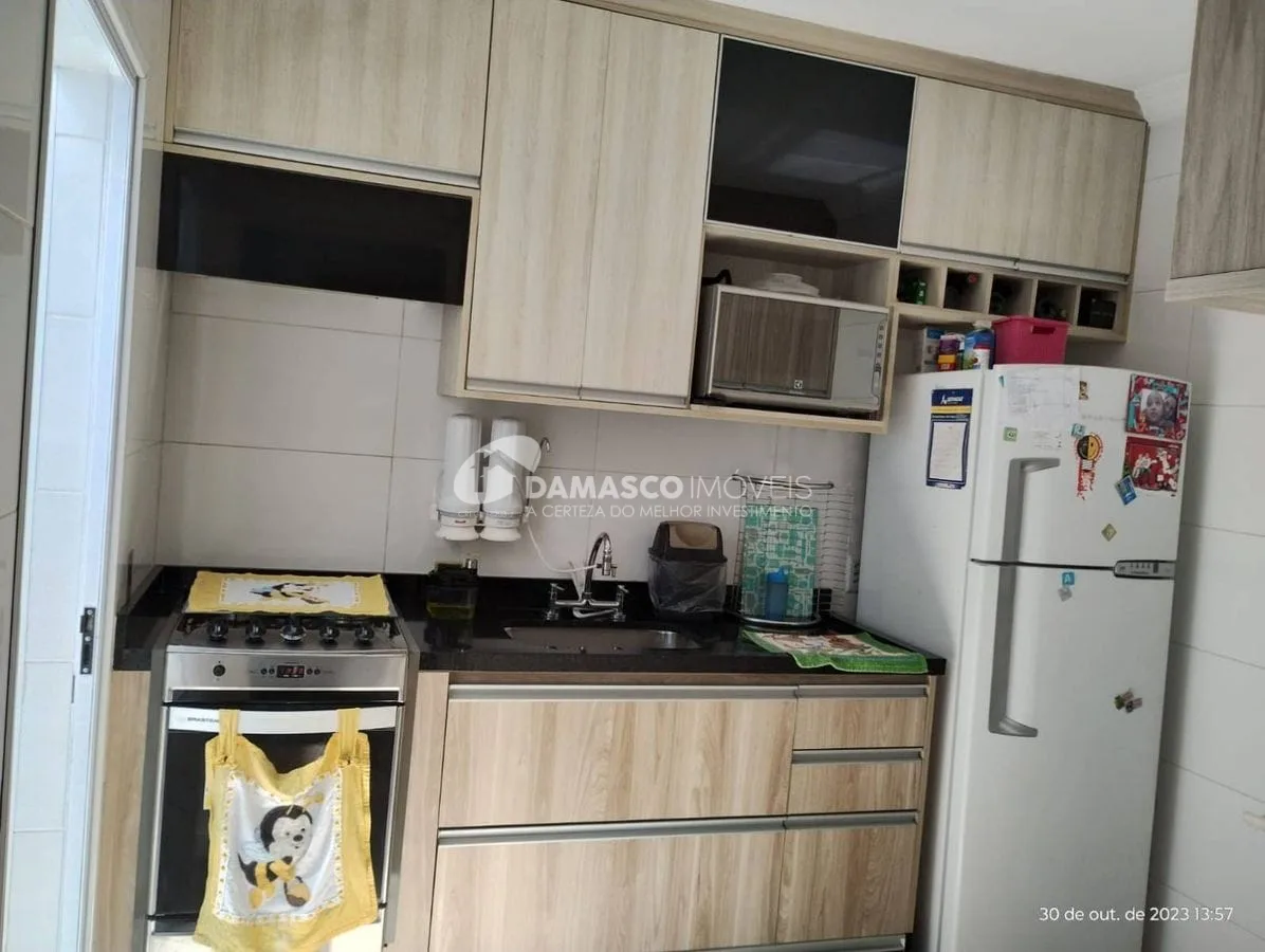 Casa em condomínio com 2 suítes  e 2 vagas