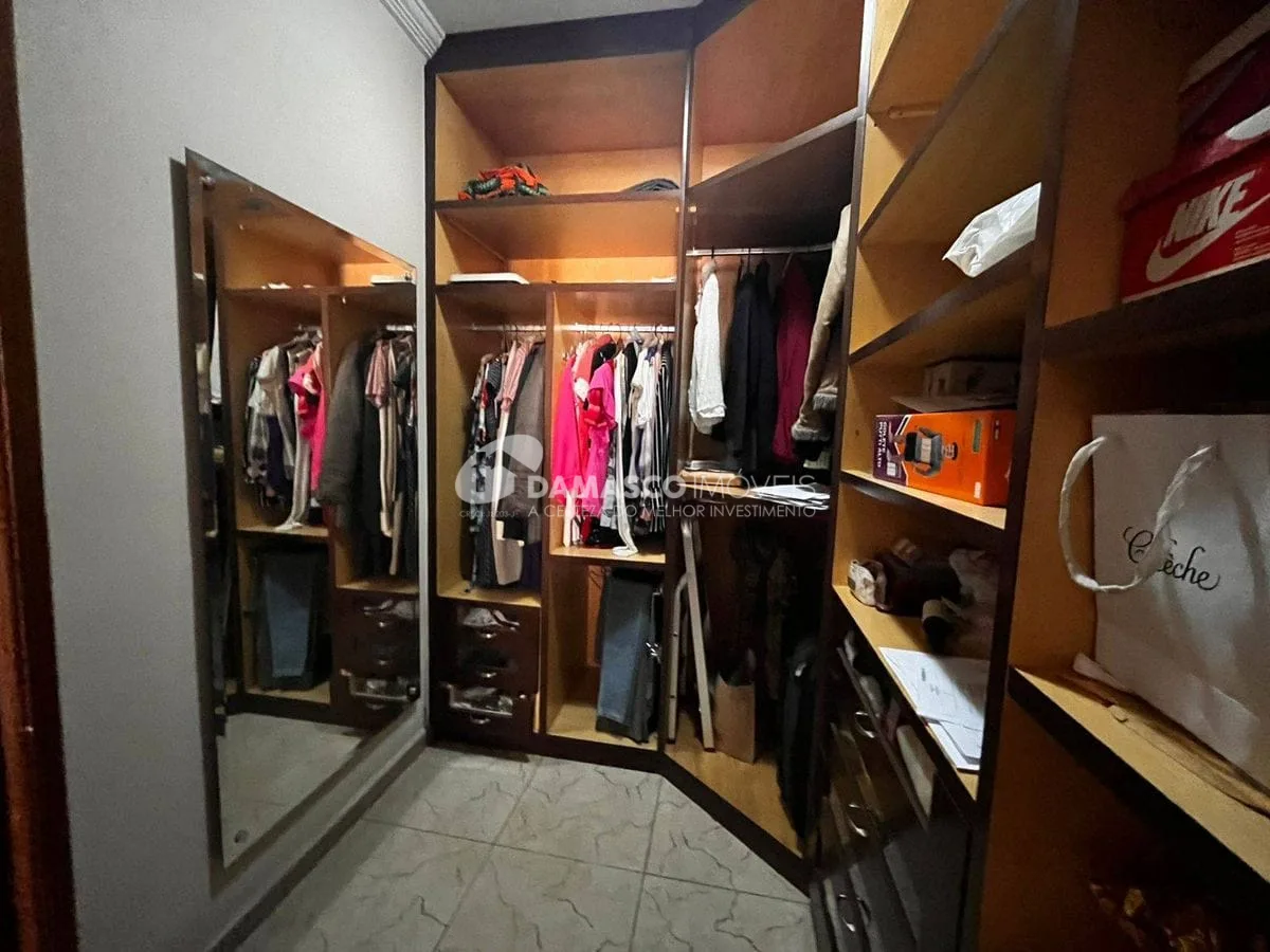 Casa térrea com 4 dorm, 2 suítes, 5 vagas no bairro Olímpico