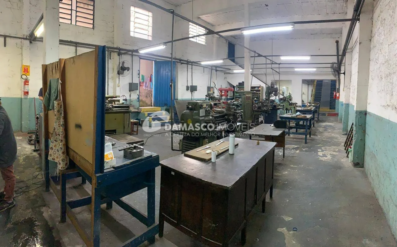 Galpão à Venda na Vila Califórnia, São Paulo | Terreno de 500 m² | Entradas Independentes