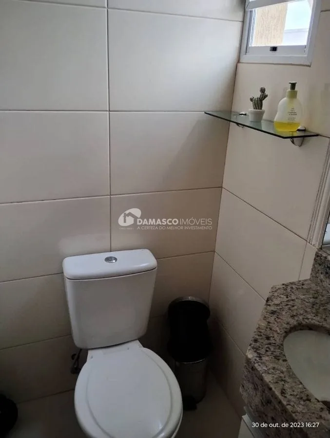 Casa em condomínio com 2 suítes  e 2 vagas
