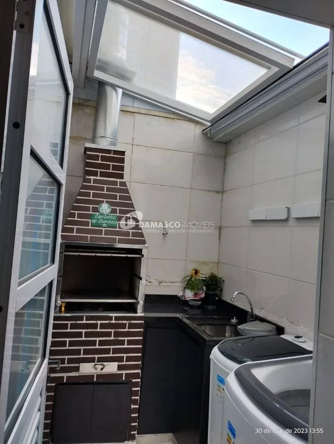 Casa em condomínio com 2 suítes  e 2 vagas