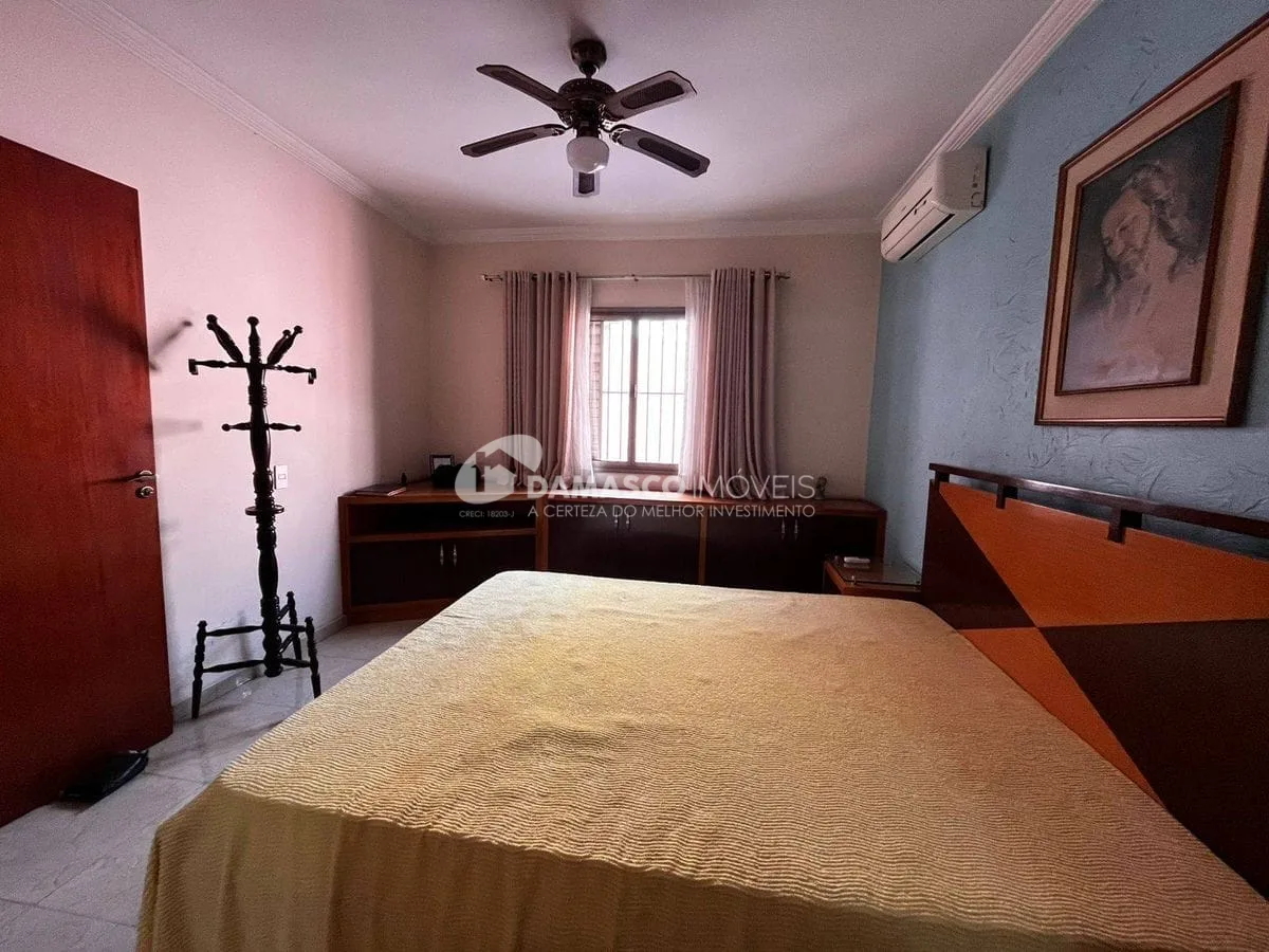 Casa térrea com 4 dorm, 2 suítes, 5 vagas no bairro Olímpico