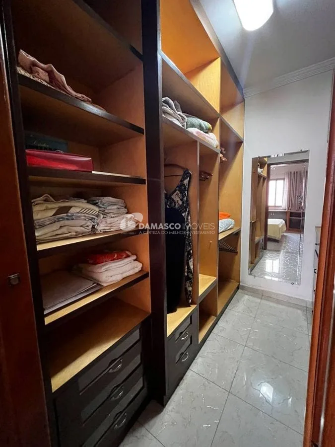 Casa térrea com 4 dorm, 2 suítes, 5 vagas no bairro Olímpico