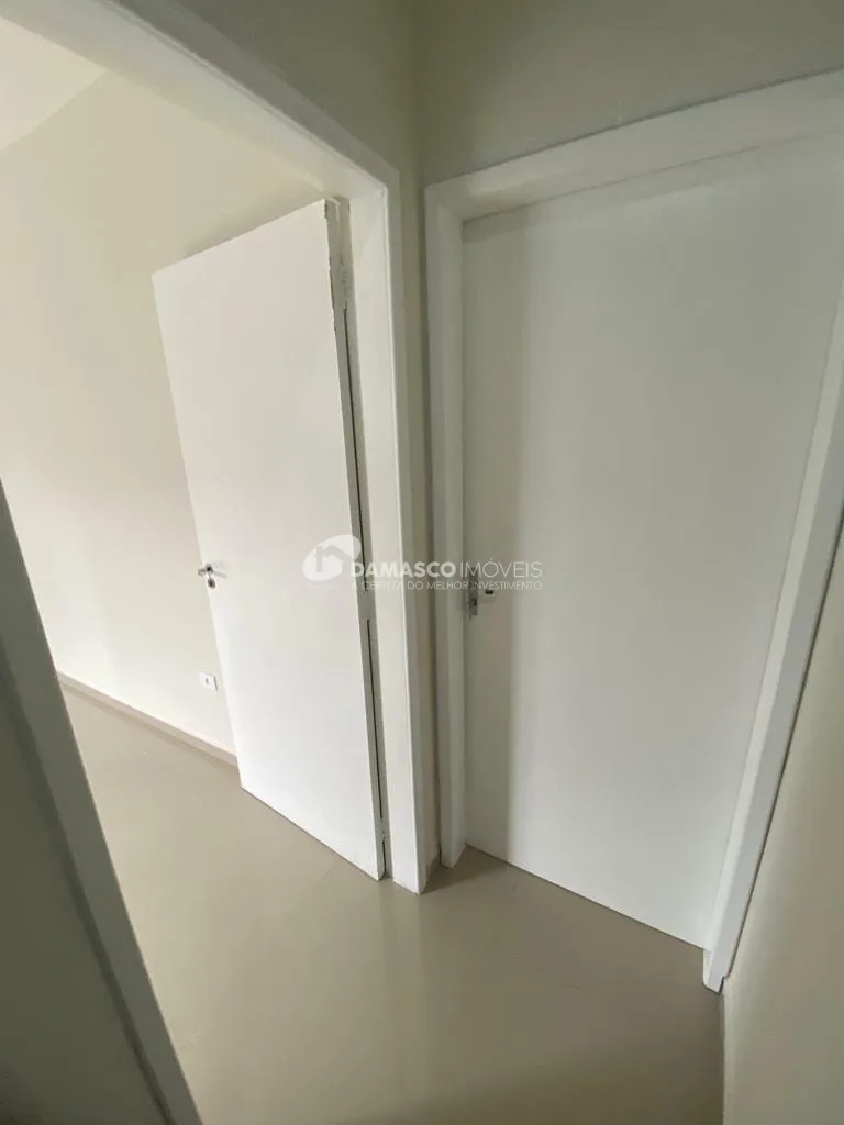 Sobrado à venda e locação, com 400 m² de área total, 3 Quartos, 1 Suíte, 6 Vagas, Parque Bandeirante, Santo André - SP