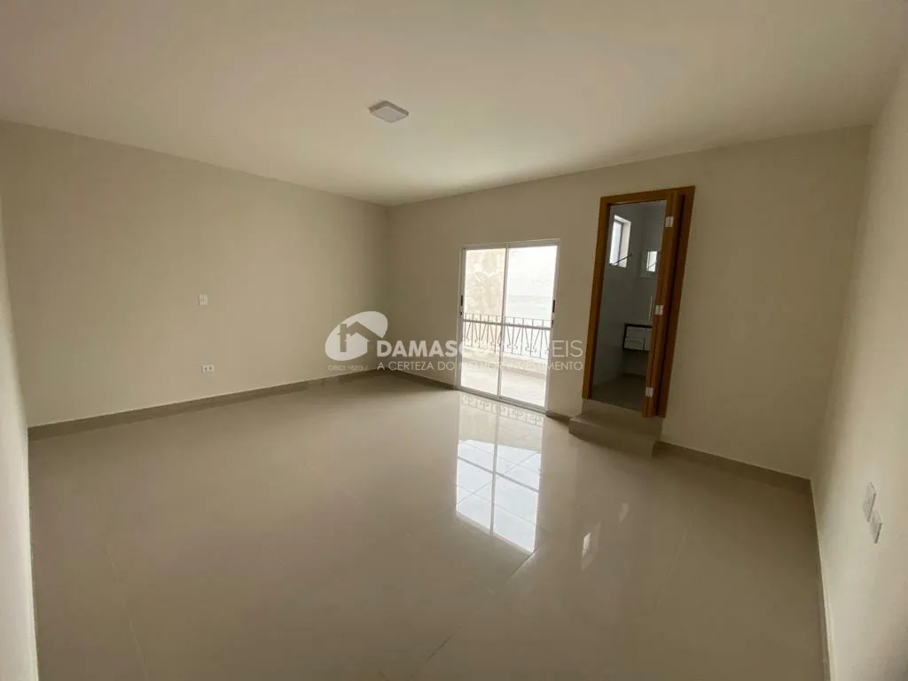 Sobrado à venda e locação, com 400 m² de área total, 3 Quartos, 1 Suíte, 6 Vagas, Parque Bandeirante, Santo André - SP