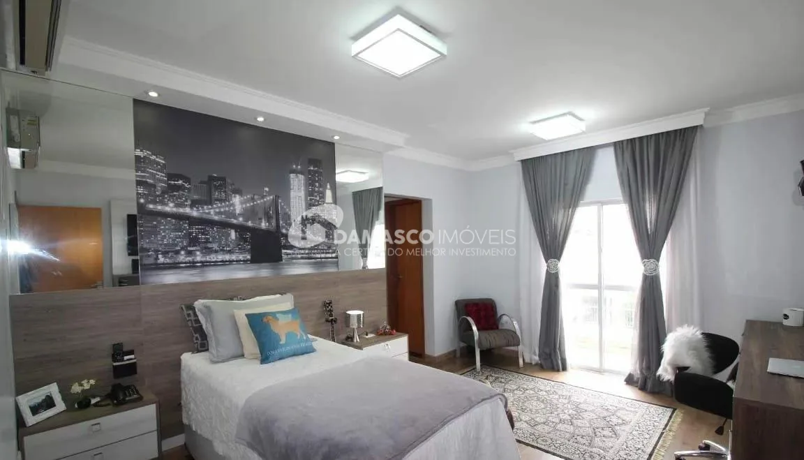 Sobrado à venda 4 Quartos, 1 Suite, 3 Vagas, 240M², Cerâmica, São Caetano do Sul - SP